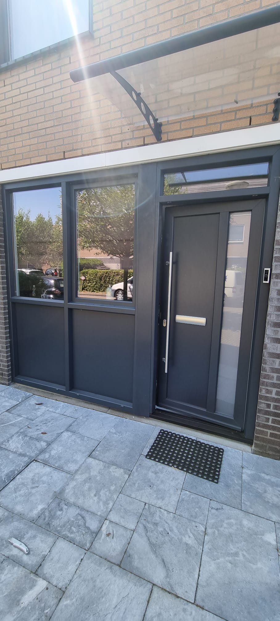 Groot donker kozijn met bijpassende deur aan de Disselstraat in Amsterdam-West
