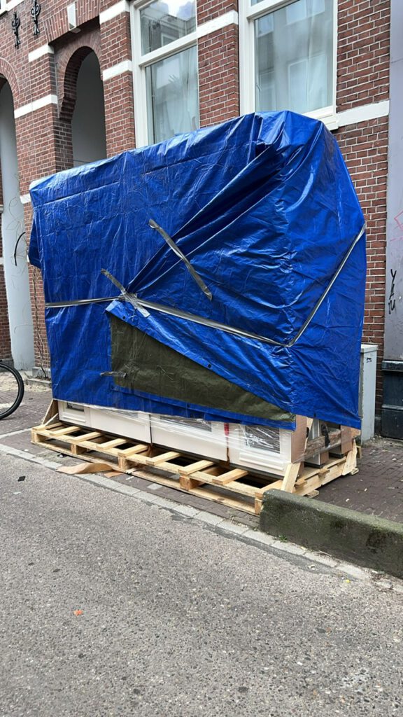Verpakte kozijnen gereed voor transport – Govert Flinckstraat, Amsterdam