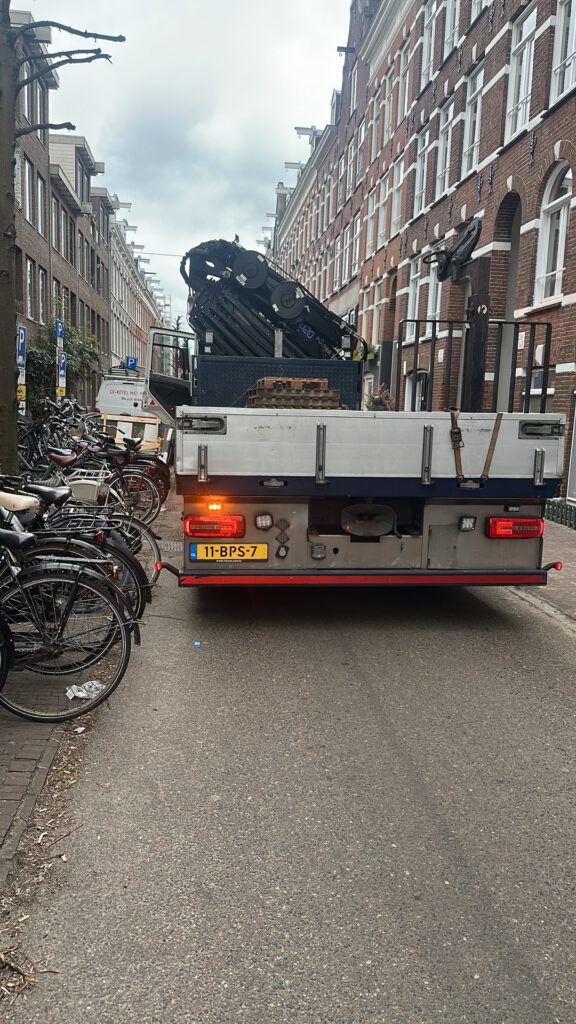 Vrachtwagen met hijskraan voor de levering – Govert Flinckstraat, Amsterdam