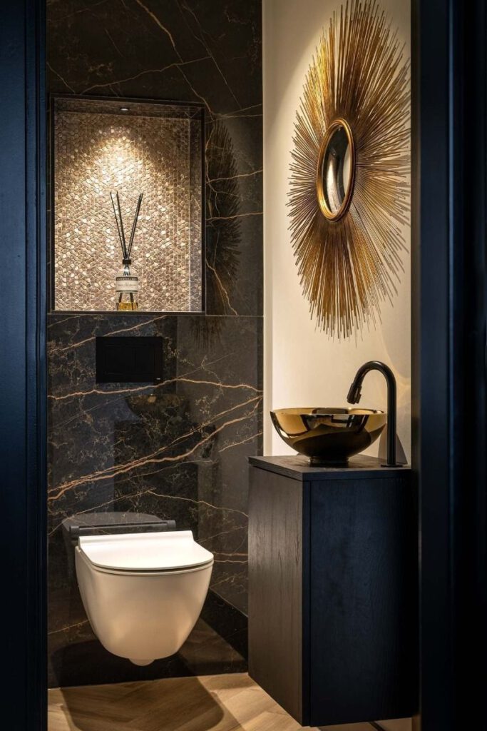 Toiletruimte met donker tegelwerk en gouden accenten – Liebkes, Trerom B.V.