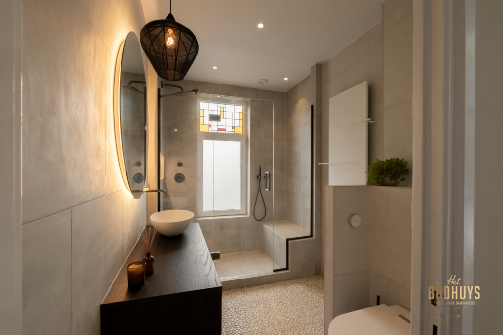 Badkamer met douche en verlichte spiegel – Liebkes, Trerom B.V.