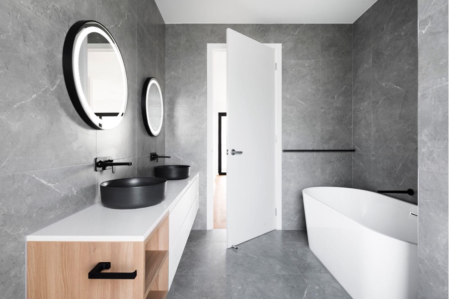 Badkamer met ligbad en dubbele wastafel – Liebkes, Trerom B.V.