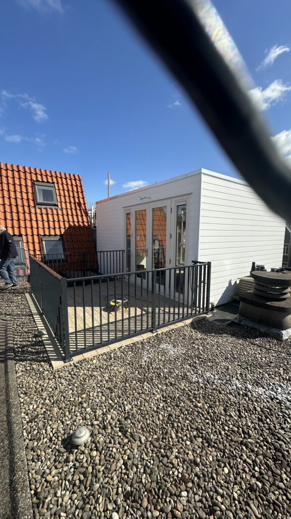 Dakopbouw naast het bestaande pannendak – Govert Flinckstraat, Amsterdam