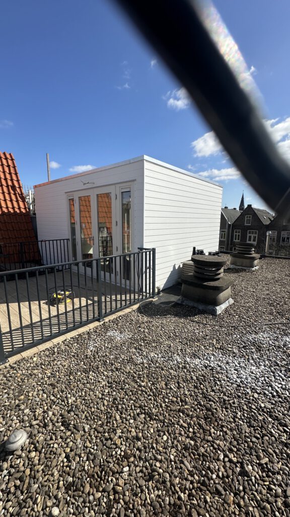 Overzicht van de witte dakopbouw met kozijnen en dakterras – Govert Flinckstraat, Amsterdam