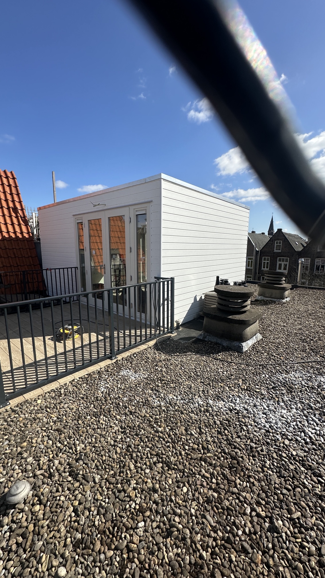 Overzicht van de witte dakopbouw met kozijnen en dakterras – Govert Flinckstraat, Amsterdam