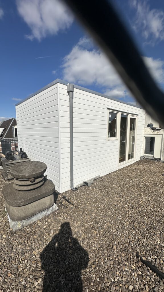 Witte gevelbekleding en kozijnen van de dakopbouw – Govert Flinckstraat, Amsterdam