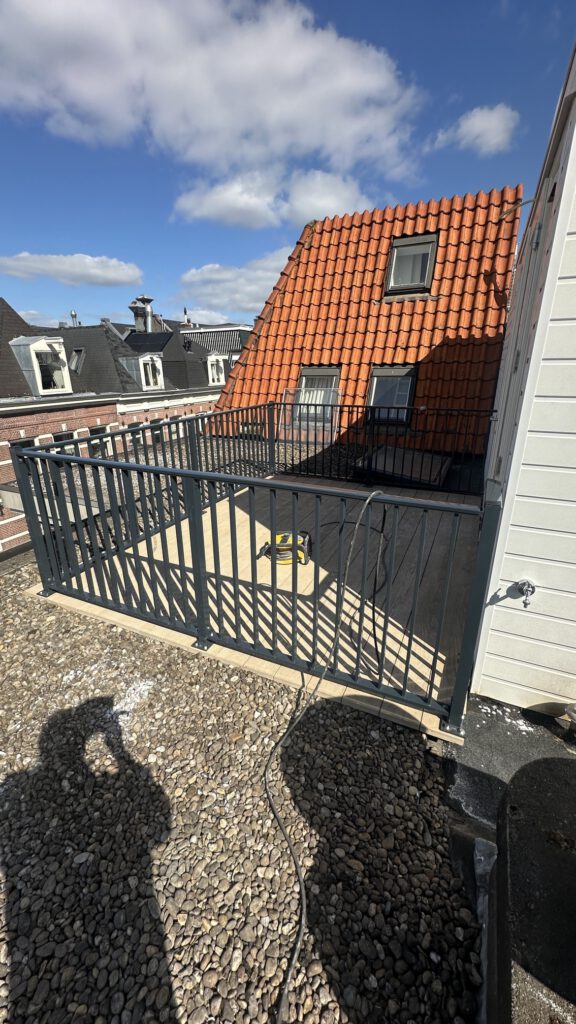 Dakterras met hekwerk naast het pannendak – Govert Flinckstraat, Amsterdam