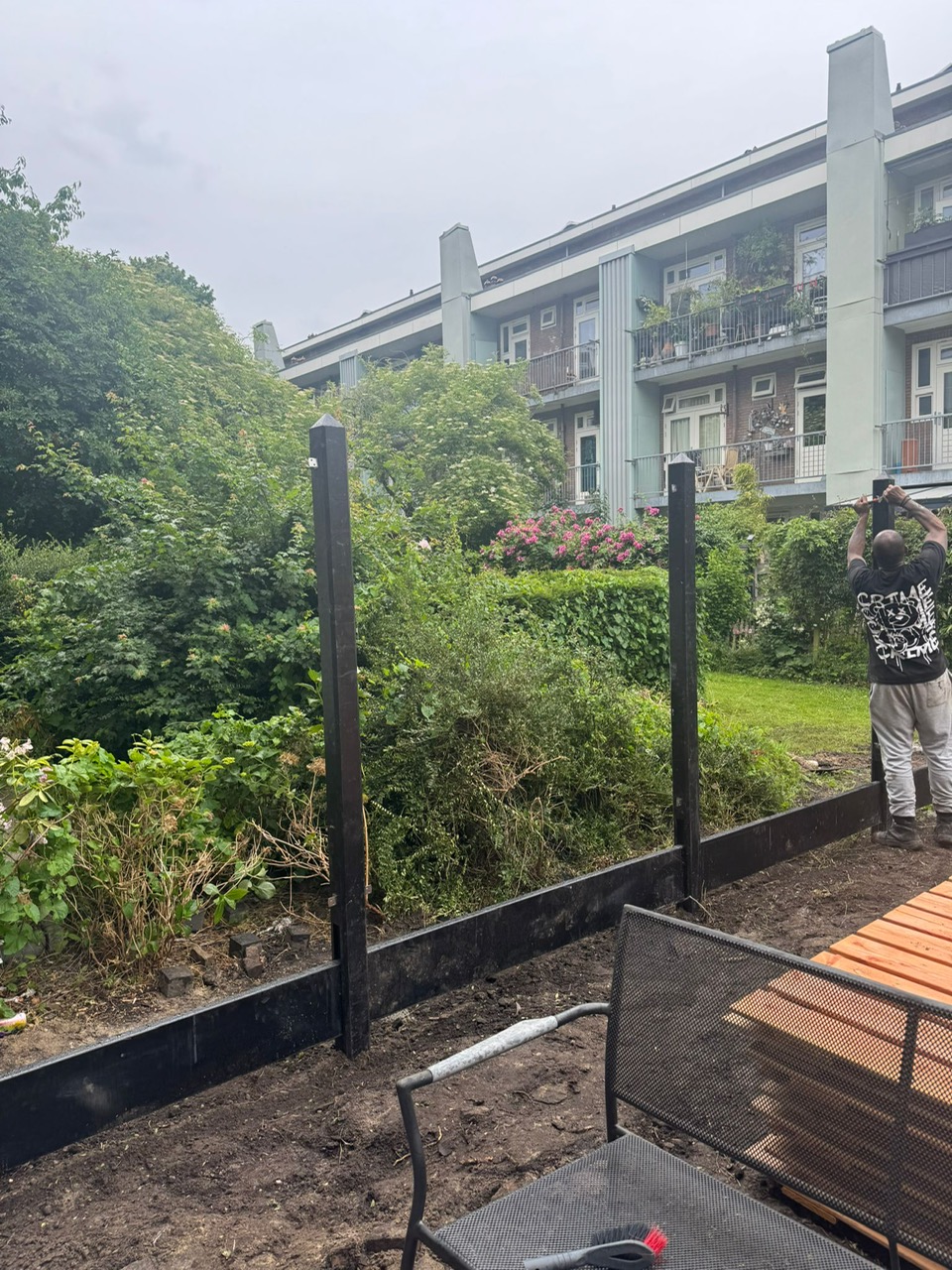 Houten hekwerk in Amsterdam – plaatsen van de staanders