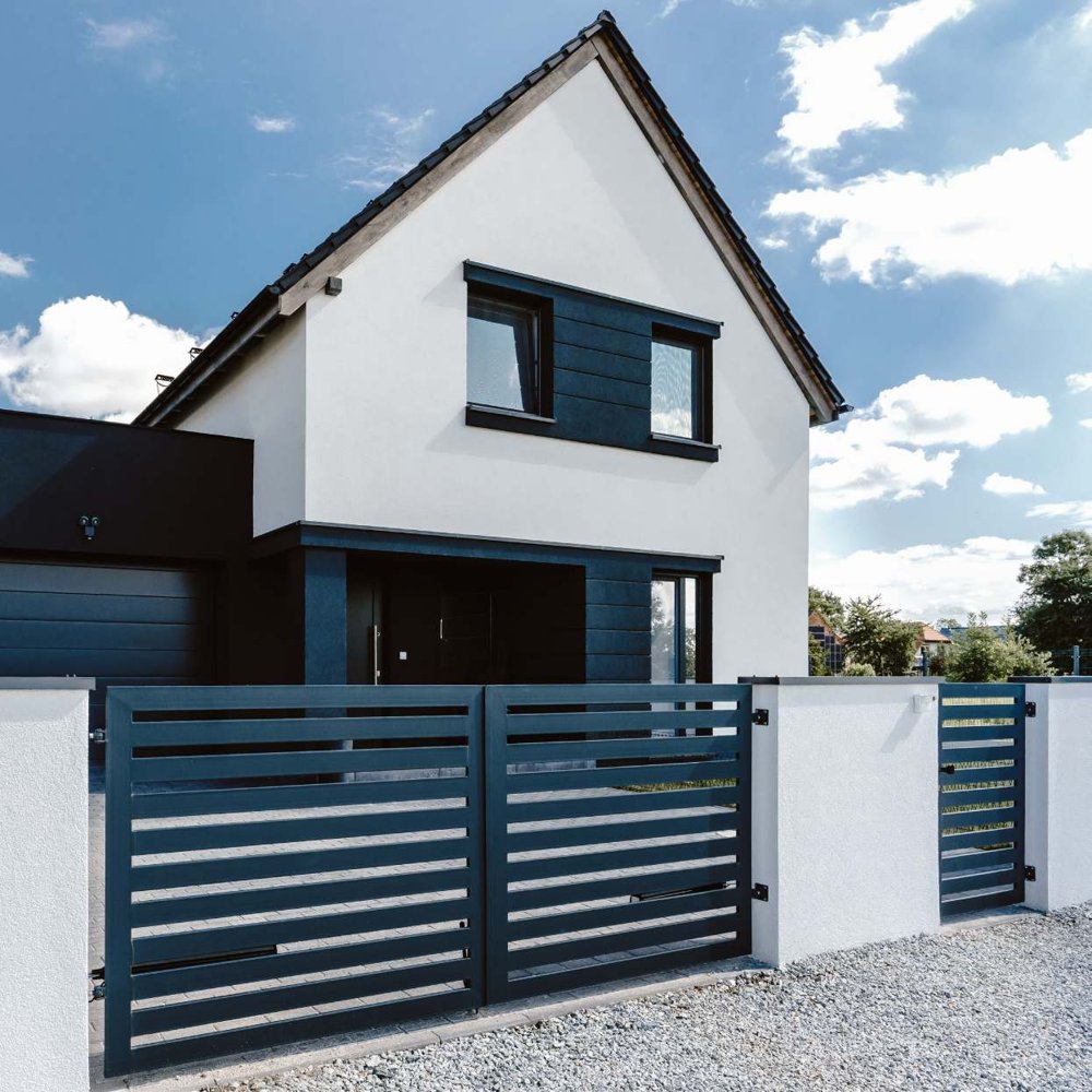 Omheining en toegangspoort bij een woning