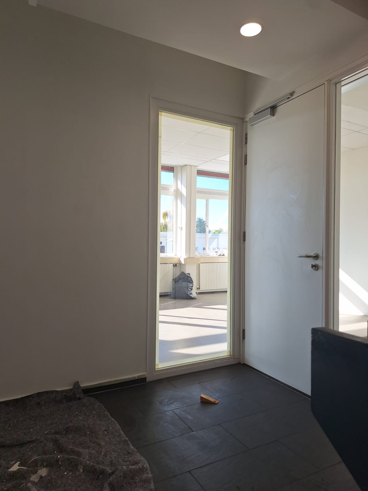 Binnendeur, kozijn en naastgelegen wand in Schinkelhaven, Amsterdam