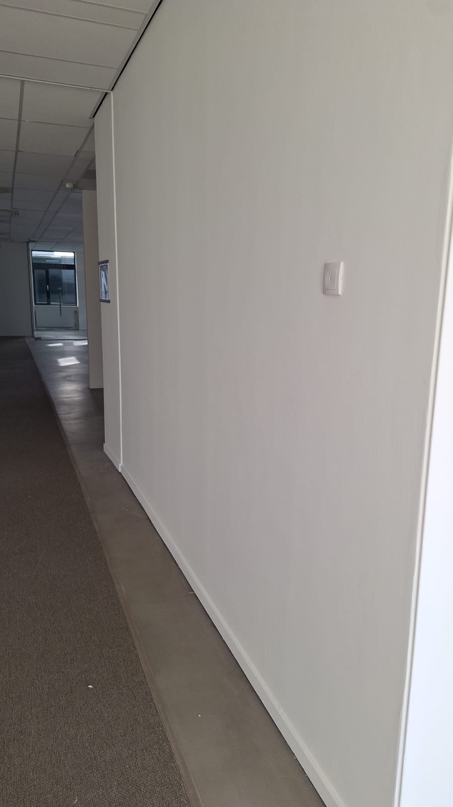 Witte wand langs de gang in kantoorpand Schinkelhaven, Amsterdam