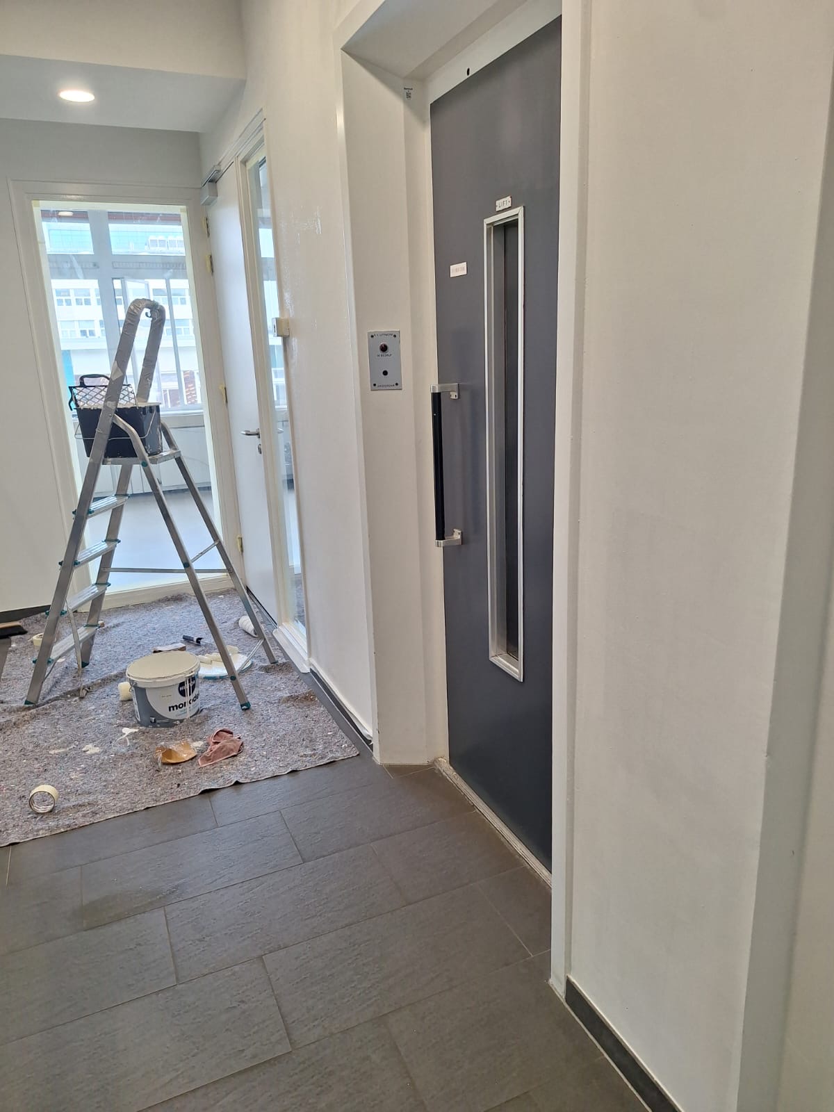 Schilderwerk aan de wanden rondom de lift in kantoorpand Schinkelhaven, Amsterdam