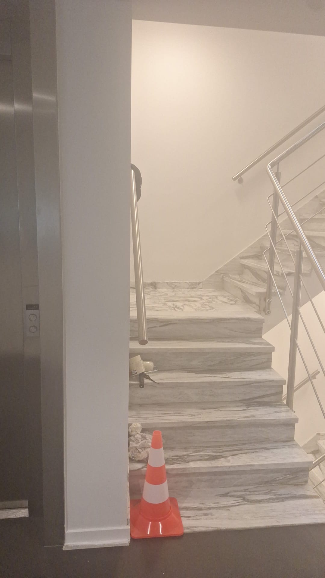 Schilderwerk aan de wanden van het trappenhuis in Schinkelhaven, Amsterdam