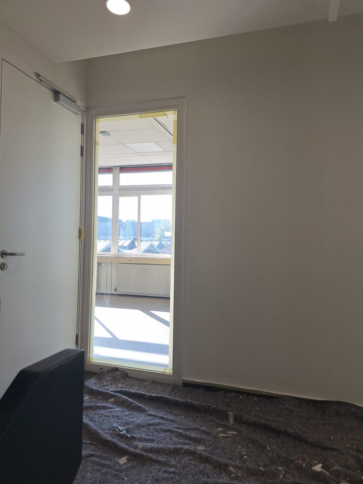 Overzicht van de wand en doorgang met afgedekte vloer in Schinkelhaven, Amsterdam