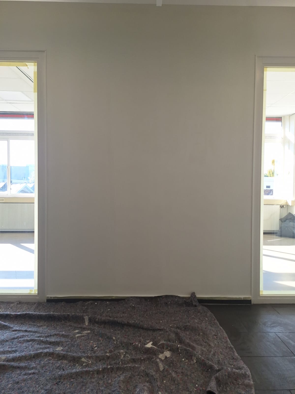 Geschilderde wand tussen twee doorgangen in kantoorpand Schinkelhaven, Amsterdam